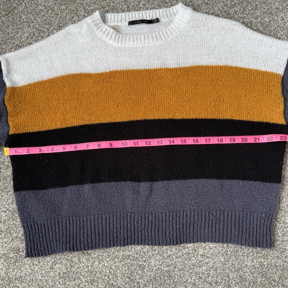 Doe and Rae 100% Polyester Puffy Long Sleeves Crop Sweater Size Medium - Picture 8 of 12